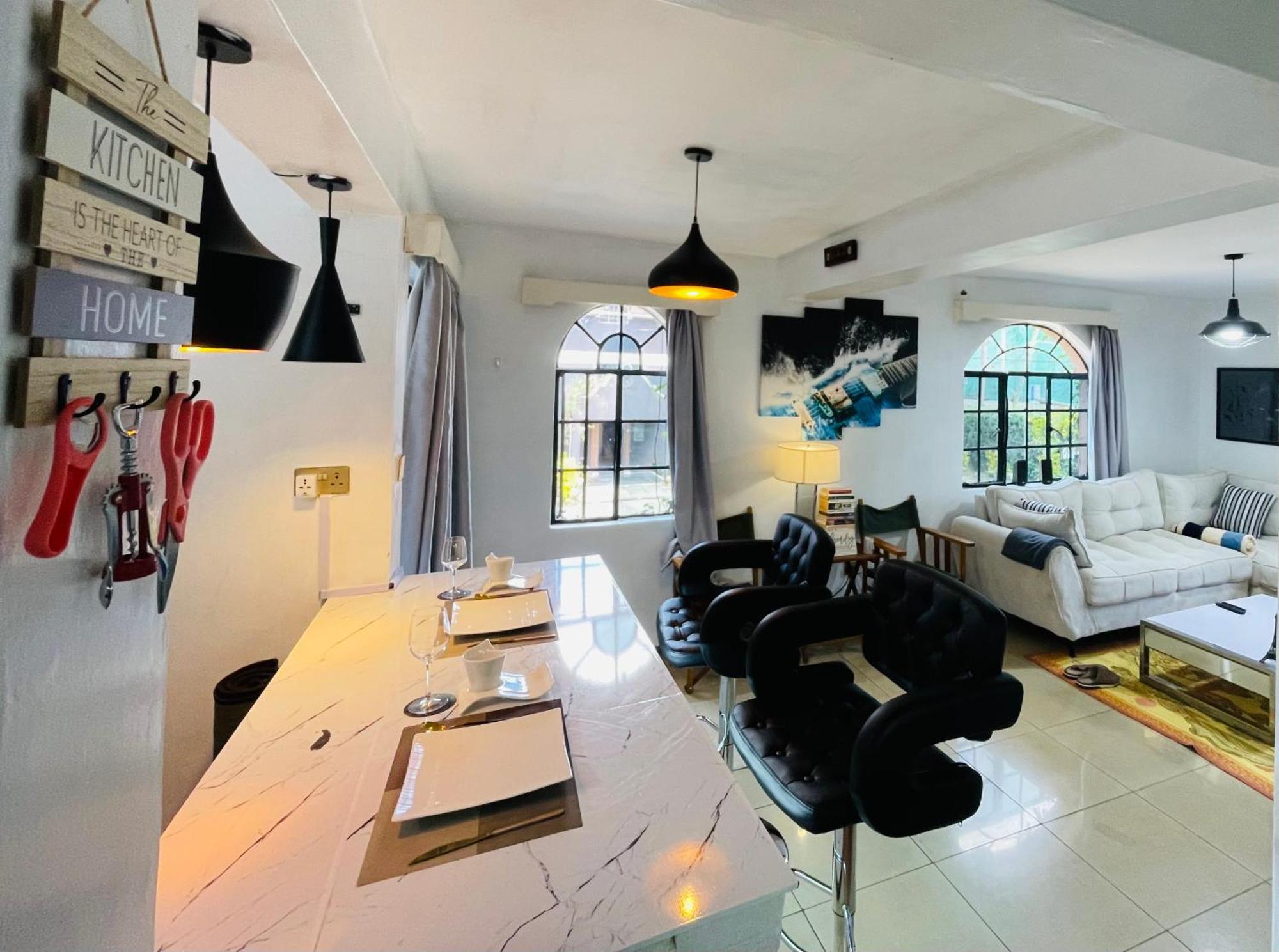 Modern Luxe Apartment With King Bed In Karen Nairobi Bagian luar foto